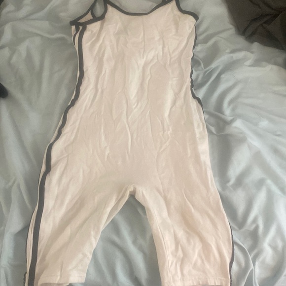 One piece - Picture 1 of 3